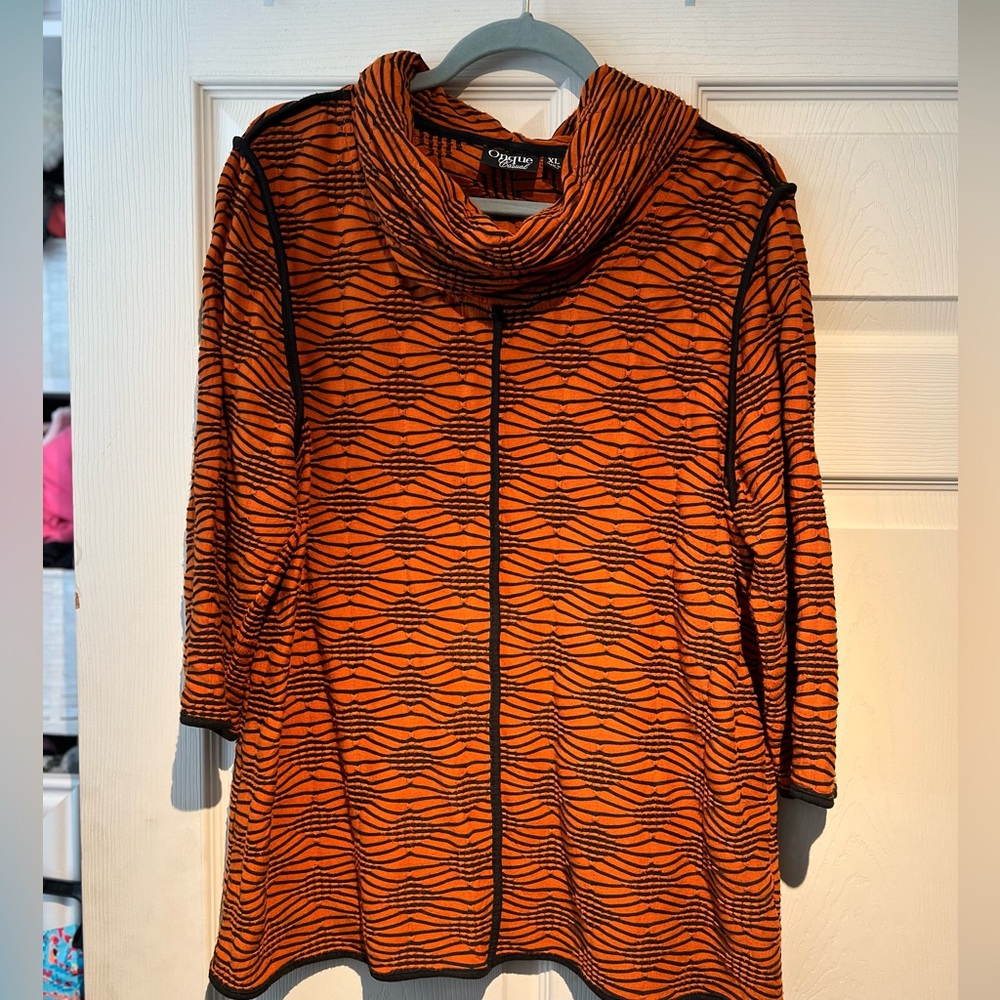 Onque orange and black top